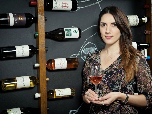 Elena Oglinda, Wineful