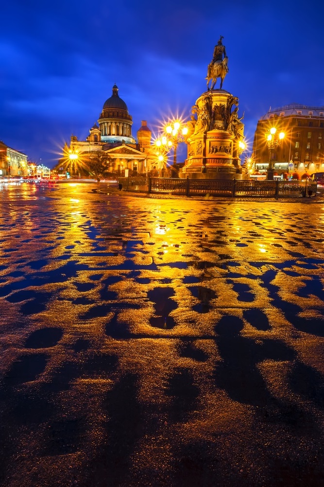 Pe Ploaie Veţi Aprinde Luminile De Ceaţă Din Spate Ploaie nocturna pe strazile orasului Sankt Petersburg - Ploaia in oras